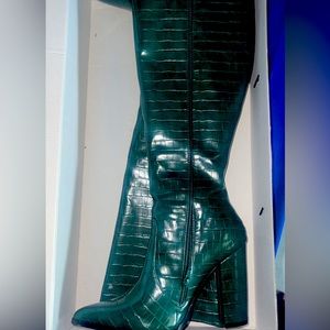 Green boots never worn from fashion nova size 10